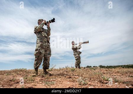 SPC. Caleb Stone (links), Einwohner von Norman, Oklahoma, Und PFC. Haden Tolbert, beide Spezialisten für Massenkommunikation und Öffentlichkeitsarbeit bei der 145. Mobile Public Affairs Einheit, 90. Truppenkommando, machen Fotos von einem Oklahoma Army National Guard UH-60 Black Hawk, der beim 702. Brand in Blaine County, Oklahoma, am 16. Juli 2022 Wasser fallen lässt. Die Oklahoma National Guard unterstützt den Oklahoma Forestry Service und die örtliche Feuerwehr, indem sie mit einem UH-60 Black Hawk und einem LUH-72 Lakota Wasser auf das Feuer wirft. (Foto der Oklahoma National Guard von Sergeant Anthony Jones) Stockfoto