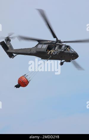 Ein Oklahoma National Guard UH-60 Black Hawk fliegt über dem Himmel, nachdem er beim Brand von 702 in Blaine County, Oklahoma, 16. Juli 2022, mehr als 600 Gallonen Wasser abgelassen hat. Die Oklahoma National Guard unterstützt die Oklahoma Forestry Services und die örtlichen Feuerwehren mit einem UH-60 Black Hawk und LUH-72 Lakota bei der Bekämpfung des Feuers von oben. (Foto der Oklahoma National Guard von Sgt. Anthony Jones) Stockfoto