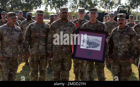 Brigg. Gen. Andrew Preston, Kommandant der United States Army Field Artillery School, überreicht den Alexander Hamilton Award an Captain Zebadiah Wilson Commander von Battery B, 1. Bataillon, 158. Artillerie-Regiment, 45. Artillerie-Brigade, 16. Juli 2022. Der Alexander Hamilton Award wird jährlich an die beste Artillerie der Nationalgarde verliehen. (Oklahoma National Guard Foto von SPC. Caleb Stone) Stockfoto