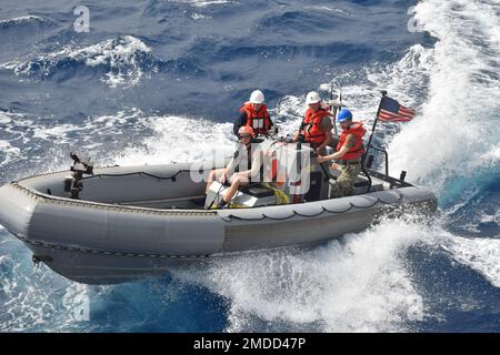 220716-N-PS730-1046 ROTES MEER (16. Juli 2022) Ein aufblasbares Schiff mit starrem Rumpf segelt während der Ausbildung für den Betrieb kleiner Boote im Roten Meer am 16. Juli neben der Zerstörerin USS Gonzalez (DDG 66). Gonzalez wird im US-Flottengebiet 5. eingesetzt, um die Sicherheit und Stabilität des Seeverkehrs im Nahen Osten zu gewährleisten. Stockfoto