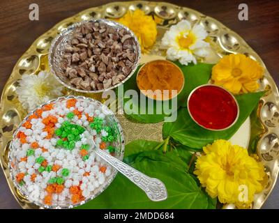 Til Gul, haldi Kumkum und Zuckerkristalle für das Makar Sankranti Festival in Indien, selektiver Fokus. Stockfoto