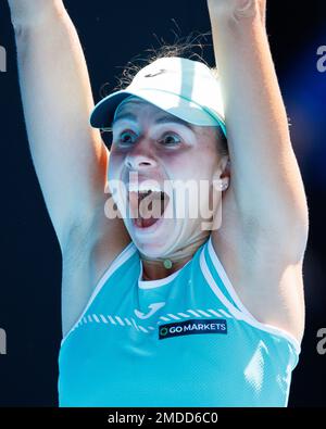 Melbourne, Australien. 23. Januar 2023. MAGDA LINETTE aus Polen feiert, nachdem sie in der Rod Laver Arena in einem Runden-Spiel mit den Singles 4. für Frauen am 8. Tag der Australian Open 2023 in Melbourne, Australien, 4. das Saat CAROLINE GARCIA aus Frankreich besiegt hat. Sydney Low/Cal Sport Media/Alamy Live News Stockfoto