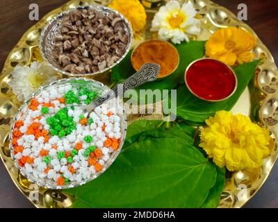 Til Gul, haldi Kumkum und Zuckerkristalle für das Makar Sankranti Festival in Indien, selektiver Fokus. Stockfoto