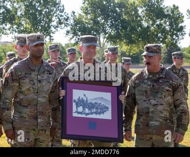 Brigg. General Andrew Preston, Artilleriekommandant, Field Artillery School, Center, überreicht den Hamilton Award an Captain Zebadiah Wilson, Bravo Battery, 1. Bataillon, Kommandant des 158. Artillerie-Regiments, rechts. Der Alexander Hamilton Award wird jährlich an die beste Artillerie der Nationalgarde verliehen. Stockfoto