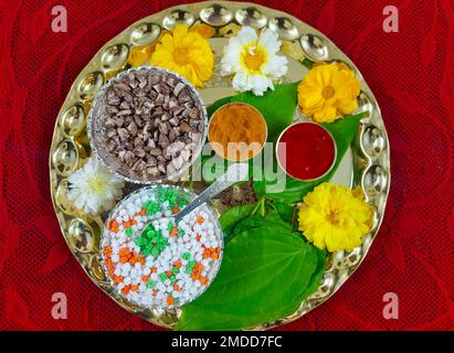 Til Gul, haldi Kumkum und Zuckerkristalle für das Makar Sankranti Festival in Indien, selektiver Fokus. Stockfoto