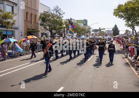 Musiker des U.S. Marine Corps mit der Marine Band San Diego treten während der jährlichen San Diego Pride Parade am 16. Juli 2022 in San Diego auf. Die Zeremonial Band tritt für militärische und zivile Zeremonien, Paraden und traditionelle patriotische Veranstaltungen im San Diego County und im Südwesten der Vereinigten Staaten auf. MCRD San Diego, Marine Band San Diego, Stockfoto