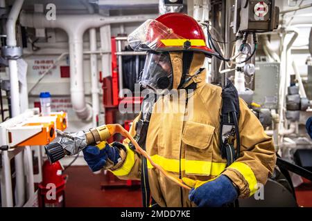 220716-N-YN807-1002 PAZIFIK (16. Juli 2022) Cryptologic Technician (Technical) 3. Class Andreas Taylor mans den Schlauch während der Generalquartierübung an Bord der Zumwalt-Klasse Guided-Missile Destroyer USS Michael Monsoor (DDG 1001) während Rim of the Pacific (RIMPAC) 2022, Juli 16. Von Juni 29 bis August 4 nehmen an der RIMPAC 25.000 Nationen, 38 Schiffe, vier U-Boote, mehr als 170 Flugzeuge und Mitarbeiter auf und um die hawaiianischen Inseln und Südkalifornien Teil. RIMPAC ist die weltweit größte internationale Seefahrt-Übung und bietet eine einzigartige Ausbildungsmöglichkeit bei gleichzeitiger Förderung eines Stockfoto