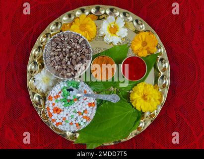 Til Gul, haldi Kumkum und Zuckerkristalle für das Makar Sankranti Festival in Indien, selektiver Fokus. Stockfoto