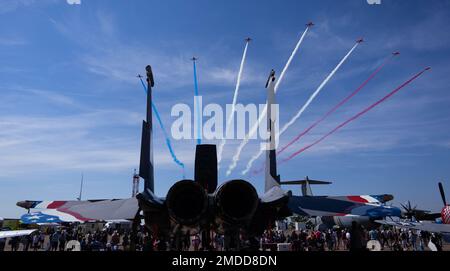 Die Red Arrows, offiziell bekannt als Royal Air Force Aerobatic Team, führen Formationsmanöver während des Royal International Air Tattoo in Fairford, England am 16. Juli 2022 durch. RIAT bietet der US-Luftwaffe und den US-Luftstreitkräften in Europa die Möglichkeit, die Beziehungen zu den Partnerländern aus aller Welt zu stärken und die Interoperabilität zu demonstrieren. Jets, RAF, RIAT22, Royal International Air Tattoo, USAF, USAFE, Stockfoto