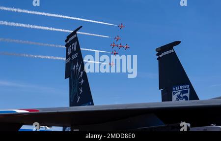 Die Red Arrows, offiziell bekannt als Royal Air Force Aerobatic Team, zeigen die Fähigkeiten der BAE Systems Hawk T1 während des Royal International Air Tattoo in Fairford, England am 16. Juli 2022. RIAT bietet der US-Luftwaffe und den US-Luftstreitkräften in Europa die Möglichkeit, die Beziehungen zu den Partnerländern aus aller Welt zu stärken und die Interoperabilität zu demonstrieren. Jets, RAF, RIAT22, Royal International Air Tattoo, USAF, USAFE, Stockfoto