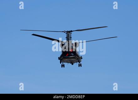 Ein Mitglied der Royal Air Force winkt auf die Menge, während es über der Start- und Landebahn beim Royal International Air Tattoo in Fairford, England, schwebt, 16. Juli 2022. RIAT schafft Möglichkeiten für US-Luftstreitkräfte in Europa und unsere Partner, zusammenzuarbeiten und Wege zu finden, um unseren Wettbewerbsvorteil zu stärken und bereit zu sein, globale Sicherheitsherausforderungen anzugehen. (USA Video der Luftwaffe von Staff Sgt. Gaspar Cortez) Stockfoto