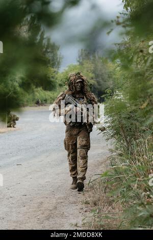 BELLOWS AIR FORCE STATION, Hawaii (16. Juli 2022) ein Soldat der australischen Armee vom 2. Bataillon, Royal Australian Regiment, während eines simulierten Nahkampfszenarios während der Rim of the Pacific (RIMPAC) 2022. Von Juni 29 bis August 4 nehmen an der RIMPAC 25.000 Nationen, 38 Schiffe, drei U-Boote, mehr als 170 Flugzeuge und Mitarbeiter auf und um die hawaiianischen Inseln und Südkalifornien Teil. RIMPAC ist die weltweit größte internationale Seefahrt-Übung und bietet eine einzigartige Ausbildungsmöglichkeit bei gleichzeitiger Förderung und Aufrechterhaltung kooperativer Beziehungen zwischen den Teilnehmern, die von kritischer Bedeutung sind Stockfoto