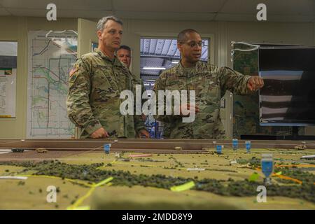 Major Hollis Gaynor, Sustainment Training Center Executive Officer, gibt Brig General Thomas Mancino, Generaladjutant für Oklahoma, Führung durch das Sustainment Training Center im Camp Dodge Joint Maneuver Training Center, Iowa, 16. Juli 2022. Mancino besuchte während ihrer jährlichen Ausbildung die Soldaten des 700. Brigaden-Stützbataillons, des 45. Infanteriebrigaden-Kampfteams in Camp Dodge. Die Schulung bei STC umfasst eine militärische Schulung speziell für berufliche Fachrichtungen im Bereich Nachhaltigkeit. (Oklahoma Army National Guard Foto von Sergeant Reece Heck) Stockfoto