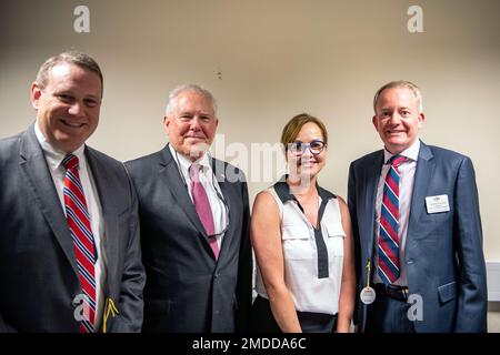Andrew Hunter, links, Stellvertretender Sekretär der Luftwaffe für Beschaffung, Technologie und Logistik, Sekretär der Luftwaffe Frank Kendall, Mitte links, Kelli Seybolt, Mitte rechts, Stellvertretender Unterstaatssekretär der Luftwaffe, Internationale Angelegenheiten, Und Air Marshal Richard Knighton, stellvertretender Chief of Defence des britischen Verteidigungsministeriums, posiert für ein Foto während der Royal International Air Tattoo auf der RAF Fairford, England, am 16. Juli 2022. Kendall nahm an der RIAT Teil, um sich mit Luft- und Raumfahrtchefs und Verteidigungsbeamten aus anderen Ländern zu treffen und das Engagement der Abteilung der Luftwaffe zu demonstrieren Stockfoto