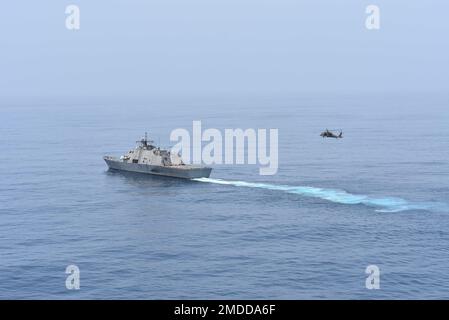 220716-N-N3764-1010 PAZIFIK - (16. JULI 2022) - AU.S.. Army UH-60 Blackhawk Helikopter der Joint Task Force Bravo ist auf dem Freedom-Variant littoral Kampfschiff USS Billings (LCS 15) im Pazifischen Ozean, 16. Juli 2022, im Landeanflug. Billings wird in das US-Flottengebiet 4. entsandt, um die Mission der Joint Interagency Task Force South zu unterstützen, zu der auch Missionen zur Bekämpfung des illegalen Drogenhandels in der Karibik und im östlichen Pazifik gehören. Stockfoto
