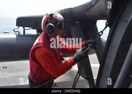 220716-N-N3764-1006 PAZIFIK - (16. Juli 2022) - Mineman 2. Klasse Randy Parsons Ketten und Ketten Au.S Army UH-60 Blackhawk Hubschrauber der Joint Task Force Bravo an Bord des Kampfschiffs USS Billings (LCS 15) in Freedom-Variante im Pazifischen Ozean zugewiesen, 16. Juli 2022. Billings wird in das US-Flottengebiet 4. entsandt, um die Mission der Joint Interagency Task Force South zu unterstützen, zu der auch Missionen zur Bekämpfung des illegalen Drogenhandels in der Karibik und im östlichen Pazifik gehören. Stockfoto