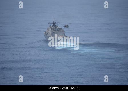 220716-N-N3764-1009 Pazifik - (16. Juli 2022) - AU.S.. Army UH-60 Blackhawk Helikopter der Joint Task Force Bravo nimmt einen letzten Anflug auf das Flugdeck des Kampfschiffs USS Billings (LCS 15) der Freiheitsvariante im Pazifischen Ozean vor, 16. Juli 2022. Billings wird in das US-Flottengebiet 4. entsandt, um die Mission der Joint Interagency Task Force South zu unterstützen, zu der auch Missionen zur Bekämpfung des illegalen Drogenhandels in der Karibik und im östlichen Pazifik gehören. Stockfoto