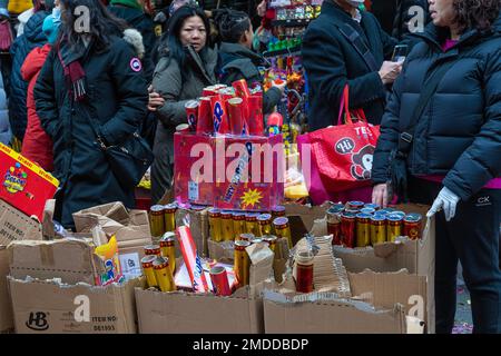 New York, USA. 22. Januar 2023. Atmosphäre während der Feierlichkeiten zum Mondneujahr des Hasen in den New Yorker Straßen in Chinatown am 22. Januar 2023. (Foto: Lev Radin/Sipa USA) Guthaben: SIPA USA/Alamy Live News Stockfoto