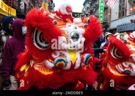 New York, USA. 22. Januar 2023. Atmosphäre während der Feierlichkeiten zum Mondneujahr des Hasen in den New Yorker Straßen in Chinatown am 22. Januar 2023. (Foto: Lev Radin/Sipa USA) Guthaben: SIPA USA/Alamy Live News Stockfoto