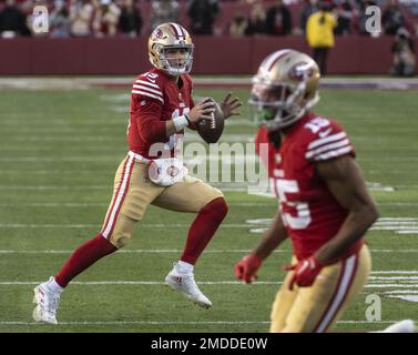 Santa Clara, Usa. 22. Januar 2023. San Francisco 49ers Quarterback Brock Purdy (13) läuft im ersten Quartal in den NFC Divisional Playoffs im Levi's Stadium in Santa Clara, Kalifornien, und sieht sich fo0r A Receiver im ersten Quartal an. Sonntag, 22. Januar, 2023.die 49ers besiegte die Cowboys 19-12, um zur NFC-Meisterschaft gegen die Philadelphia Eagles überzugehen. Foto: Terry Schmitt/UPI Credit: UPI/Alamy Live News Stockfoto