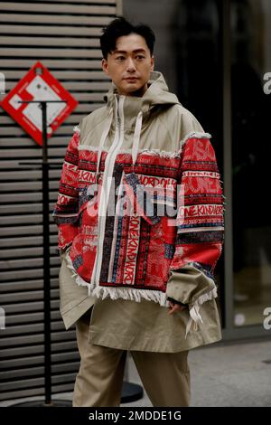 Street Style, Ankunft bei der Sacai Herbst-Winter 2023-2024 Menswear Show, die am 22. Januar 2023 im Carreau du Temple, Paris, Frankreich stattfindet. Foto: Marie-Paola Bertrand-Hillion/ABACAPRESS.COM Stockfoto