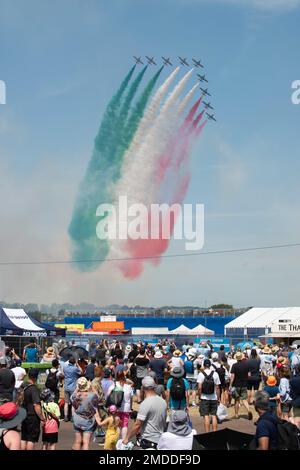 Mehrere Mitglieder des Aerobatikteams Frecce Tricolori der italienischen Air Force führen Luftmanöver während der Royal International Air Tattoo im Royal Air Force Fairford, England, am 16. Juli 2022 durch. RIAT hat die USA zugelassen Air Force, um ihre starke Präsenz in Europa unter Beweis zu stellen und die NATO und andere europäische Verbündete zu stärken. Die Veranstaltung, bei der Flugzeuge aus aller Welt gezeigt wurden, feierte die Vergangenheit und Gegenwart der Luftfahrt und inspirierte die nächste Generation. Stockfoto