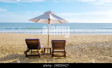 Liegen am Strand von Koh Lanta, Liegen mit Sonnenschirm am Pool in Thailand Stockfoto