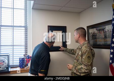 Col. Timothy Gallagher (rechts), Stabschef, 1. Theater Sustainment Command, weist auf eine Dankesbescheinigung hin, dass der ehrenwerte Brett Guthrie (links), der Repräsentant für Kentuckys Zweiten Kongressbezirk in den USA Repräsentantenhaus, vorgestellt am 27. Juni 2012 Generalmajor Michel Russell Sr., kommandierender General, 1. TSC. Mit dem Zertifikat wurde Russell bei seiner Rückkehr aus dem Dienst in Afghanistan als Befehlshaber der 401. Armee-Feldunterstützungsbrigade (AFSB) geehrt. Stockfoto