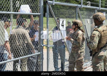 Soldaten, die dem 689. Rapid Port Opening Element, Joint Base Langley-Eustis, Virginia, zugewiesen sind, üben am 15. Juli ein Sicherheitstraining durch einen Scheinprotest auf dem Sabre Army Airfield. Die RPOE von 689. nahm an einer gemeinsamen Task Force-Port-Eröffnungsübung Teil, an der Flugzeuge beteiligt waren, die der 821. Contingency Response Group, dem Luftwaffenstützpunkt Travis, Kalifornien, zugeteilt wurden, die Katastrophenhilfemaßnahmen in einem fremden Land simulierten. Stockfoto