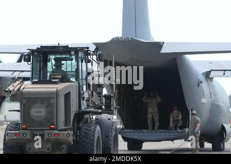 Flugzeuge, die der 821. Contingency Response Group, Luftwaffenstützpunkt Travis, Kalifornien, zugeteilt wurden, liefern am 15. Juli Lieferungen, nachdem sie im Rahmen einer gemeinsamen Task Force-Port-Opening-Übung zusammen mit Soldaten, die dem 689. Rapid Port Opening Element, Joint Base Langley-Eustis, Virginia, zugewiesen wurden, ein Operationstheater auf dem Sabre Army Airfield eingerichtet hatten. Stockfoto