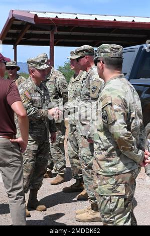 Generalmajor Anthony R. Hale, USA Army Intelligence Center of Excellence und Fort Huachuca Commanding General überreichen die Münzen vom 22. Juli an die Soldaten, die in der Woche vom 18. Bis 22. Juli für den Erfolg von Vanguard 22 sorgten. Stockfoto