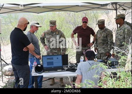 Generalmajor Anthony R. Hale, USA Army Intelligence Center of Excellence und Fort Huachuca kommandierender General, besuchten Lieutenant John R. Fox Multi-Domain Operations Non-Kinetic Range Complex während Vanguard 22, Juli 22. Stockfoto