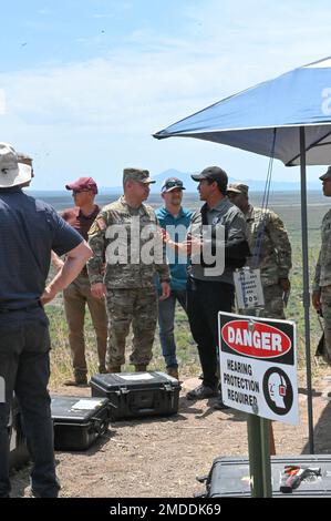 Generalmajor Anthony R. Hale, USA Army Intelligence Center of Excellence und Fort Huachuca kommandierender General, besuchten Lieutenant John R. Fox Multi-Domain Operations Non-Kinetic Range Complex während Vanguard 22, Juli 22. Stockfoto