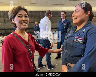 220122-N-SI773-1001 PAZIFIK (22. Juli 2022) Kongressabgeordnete Young Kim, USA Repräsentant (CA-39), spricht mit dem Leiter der kalifornischen Luftfahrtverwaltung Mel Harris aus Anaheim, Kalifornien, an Bord des Amphibienschiffs USS Essex (LHD 2) der Wasp-Klasse während der Rim of the Pacific (RIMPAC) 2022, 22. Juli 2022. Von Juni 29 bis August 4 nehmen an der RIMPAC 25.000 Nationen, 38 Schiffe, drei U-Boote, mehr als 170 Flugzeuge und Mitarbeiter auf und um die hawaiianischen Inseln und Südkalifornien Teil. Die größte internationale Seefahrt-Übung der Welt, RIMPA Stockfoto