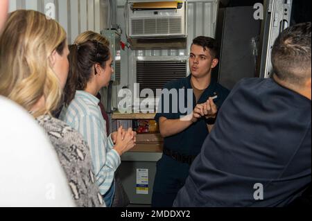 220722-N-YB310-1376 PAZIFIK (22. Juli 2022) Aviation Electronics Technician 2. Class Jonah Waage, Center, spricht über einen 3D-Drucker mit Kongressabgeordneten an Bord eines Amphibienschiffs der Wasp-Klasse USS Essex (LHD 2) während des Rim of the Pacific (RIMPAC) 2022, 22. Juli 2022. Von Juni 29 bis August 4 nehmen an der RIMPAC 25.000 Nationen, 38 Schiffe, drei U-Boote, mehr als 170 Flugzeuge und Mitarbeiter auf und um die hawaiianischen Inseln und Südkalifornien Teil. RIMPAC ist die weltweit größte internationale Seefahrt-Übung und bietet eine einzigartige Schulungsmöglichkeit Stockfoto