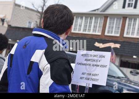 Westwood, Usa. 22. Januar 2023. Ein Aktivist hält während der Pro-Choice-Rallye ein Plakat. USA Der Kongressabgeordnete Josh Gottheimer (D-NJ) schließt sich der Community in North Jersey an, um die Rechte der Frauen zu schützen, anlässlich des 50. Jahrestags von Roe gegen Wade in Westwood. Kredit: SOPA Images Limited/Alamy Live News Stockfoto