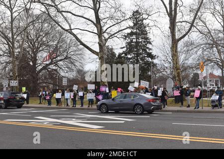 Westwood, Usa. 22. Januar 2023. Aktivisten und Bewohner halten Plakate, auf denen sie ihre Meinung zum Ausdruck bringen, während sie durch Westwood marschieren. USA Der Kongressabgeordnete Josh Gottheimer (D-NJ) schließt sich der Community in North Jersey an, um die Rechte der Frauen zu schützen, anlässlich des 50. Jahrestags von Roe gegen Wade in Westwood. Kredit: SOPA Images Limited/Alamy Live News Stockfoto