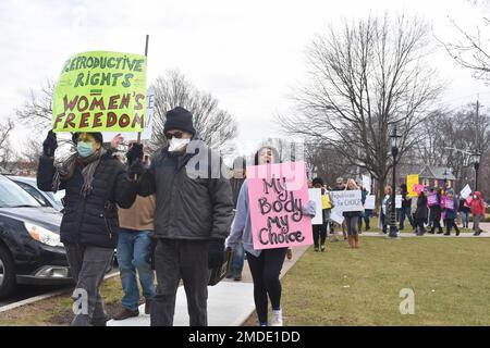 Westwood, Usa. 22. Januar 2023. Aktivisten und Bewohner halten Plakate, auf denen sie ihre Meinung zum Ausdruck bringen, während sie durch Westwood marschieren. USA Der Kongressabgeordnete Josh Gottheimer (D-NJ) schließt sich der Community in North Jersey an, um die Rechte der Frauen zu schützen, anlässlich des 50. Jahrestags von Roe gegen Wade in Westwood. Kredit: SOPA Images Limited/Alamy Live News Stockfoto