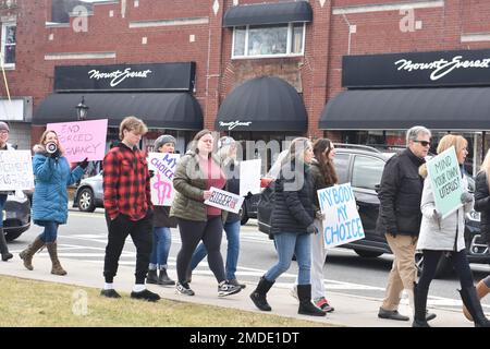 Westwood, Usa. 22. Januar 2023. Aktivisten und Bewohner halten Plakate, auf denen sie ihre Meinung zum Ausdruck bringen, während sie durch Westwood marschieren. USA Der Kongressabgeordnete Josh Gottheimer (D-NJ) schließt sich der Community in North Jersey an, um die Rechte der Frauen zu schützen, anlässlich des 50. Jahrestags von Roe gegen Wade in Westwood. Kredit: SOPA Images Limited/Alamy Live News Stockfoto