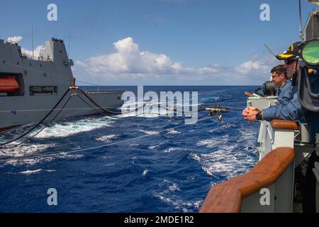 220722-O-QR492-1007-CA PAZIFIK (22. Juli 2022) Royal Canadian Navy Fregatte HMCS Vancouver (FFH 331) führt ihr drittes Replenishment-at-Sea (RAS) mit dem Royal New Zealand Navy Hilfsöler Replenishment ship HMNZS Aotearoa (A 11) am 22. Juli 2022 durch. Vancouver war das erste kanadische Schiff, das jemals mit Aotearoa RAS gefahren ist, das während des Rim of the Pacific (RIMPAC) 2022 vor der Küste der hawaiianischen Inseln stattfand. Sechsundzwanzig Nationen, 38 Überwasserschiffe, drei U-Boote, neun nationale Landstreitkräfte, mehr als 30 unbemannte Systeme, etwa 170 Flugzeuge und mehr als 25.000 Mitarbeiter werden trainieren Stockfoto