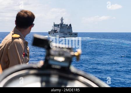 220722-O-QR492-1002-CA PAZIFIK (22. Juli 2022) Royal Canadian Navy Fregatte HMCS Vancouver (FFH 331) führt ihr drittes Replenishment-at-Sea (RAS) mit dem Royal New Zealand Navy Hilfsöler Replenishment ship HMNZS Aotearoa (A 11) am 22. Juli 2022 durch. Vancouver war das erste kanadische Schiff, das jemals mit Aotearoa RAS gefahren ist, das während des Rim of the Pacific (RIMPAC) 2022 vor der Küste der hawaiianischen Inseln stattfand. Sechsundzwanzig Nationen, 38 Überwasserschiffe, drei U-Boote, neun nationale Landstreitkräfte, mehr als 30 unbemannte Systeme, etwa 170 Flugzeuge und mehr als 25.000 Mitarbeiter werden trainieren Stockfoto