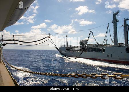 220722-O-QR492-1008-CA PAZIFIK (22. Juli 2022) Royal Canadian Navy Fregatte HMCS Vancouver (FFH 331) führt ihr drittes Replenishment-at-Sea (RAS) mit dem Royal New Zealand Navy Hilfsöler Replenishment ship HMNZS Aotearoa (A 11) am 22. Juli 2022 durch. Vancouver war das erste kanadische Schiff, das jemals mit Aotearoa RAS gefahren ist, das während des Rim of the Pacific (RIMPAC) 2022 vor der Küste der hawaiianischen Inseln stattfand. Sechsundzwanzig Nationen, 38 Überwasserschiffe, drei U-Boote, neun nationale Landstreitkräfte, mehr als 30 unbemannte Systeme, etwa 170 Flugzeuge und mehr als 25.000 Mitarbeiter werden trainieren Stockfoto