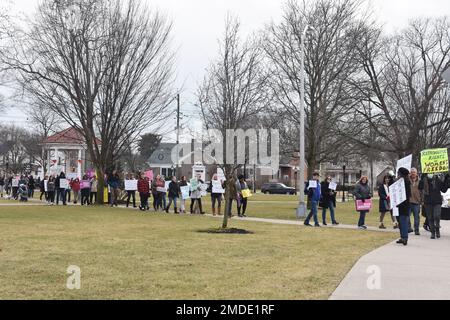 Westwood, Usa. 22. Januar 2023. Aktivisten und Bewohner halten Plakate, auf denen sie ihre Meinung zum Ausdruck bringen, während sie durch Westwood marschieren. USA Der Kongressabgeordnete Josh Gottheimer (D-NJ) schließt sich der Community in North Jersey an, um die Rechte der Frauen zu schützen, anlässlich des 50. Jahrestags von Roe gegen Wade in Westwood. Kredit: SOPA Images Limited/Alamy Live News Stockfoto