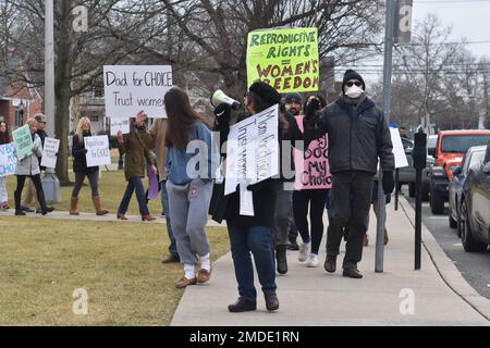 Westwood, Usa. 22. Januar 2023. Aktivisten und Bewohner halten Plakate, auf denen sie ihre Meinung zum Ausdruck bringen, während sie durch Westwood marschieren. USA Der Kongressabgeordnete Josh Gottheimer (D-NJ) schließt sich der Community in North Jersey an, um die Rechte der Frauen zu schützen, anlässlich des 50. Jahrestags von Roe gegen Wade in Westwood. Kredit: SOPA Images Limited/Alamy Live News Stockfoto