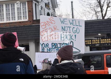 Westwood, Usa. 22. Januar 2023. Ein Aktivist hält während der Pro-Choice-Rallye ein Plakat. USA Der Kongressabgeordnete Josh Gottheimer (D-NJ) schließt sich der Community in North Jersey an, um die Rechte der Frauen zu schützen, anlässlich des 50. Jahrestags von Roe gegen Wade in Westwood. (Foto: Kyle Mazza/SOPA Images/Sipa USA) Guthaben: SIPA USA/Alamy Live News Stockfoto