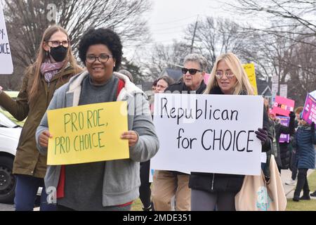 Westwood, Usa. 22. Januar 2023. Aktivisten und Bewohner halten Plakate, auf denen sie ihre Meinung zum Ausdruck bringen, während sie durch Westwood marschieren. USA Der Kongressabgeordnete Josh Gottheimer (D-NJ) schließt sich der Community in North Jersey an, um die Rechte der Frauen zu schützen, anlässlich des 50. Jahrestags von Roe gegen Wade in Westwood. (Foto: Kyle Mazza/SOPA Images/Sipa USA) Guthaben: SIPA USA/Alamy Live News Stockfoto