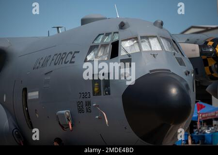 Ein C-130 Hercules wird während des Military Open House „Flight Over the Falls“ auf der Montana Air National Guard Base, Great Falls, Montana, am 22. Juli 2022 gezeigt. Die C-130 führt in erster Linie den taktischen Teil der Luftbrücke aus und operiert in der gesamten US Air Force unter dem Air Mobility Command, Air Force Special Operations Command, Air Combat Command, U.S. Air Forces in Europa, Pacific Air Forces, ANG und Air Force Reserve Command. Air Show, Open House, Thunderbirds, Stockfoto
