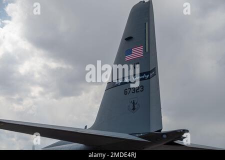 Ein C-130 Hercules wird während des Military Open House „Flight Over the Falls“ auf der Montana Air National Guard Base, Great Falls, Montana, am 22. Juli 2022 gezeigt. Die C-130 führt in erster Linie den taktischen Teil der Luftbrücke aus und operiert in der gesamten US Air Force unter dem Air Mobility Command, Air Force Special Operations Command, Air Combat Command, U.S. Air Forces in Europa, Pacific Air Forces, ANG und Air Force Reserve Command. Air Show, Open House, Thunderbirds, Stockfoto