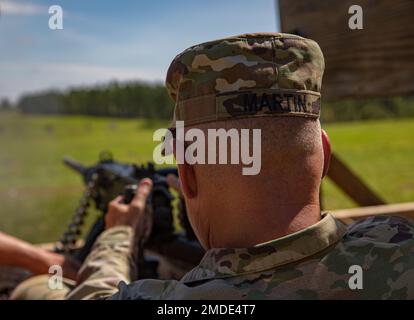 (CAMP SHELBY, Miss) --- Alabama National Guard Assistant Adjunct General General General General Jerry schickt Runden runter von einem m2 .50 Kaliber schweren Maschinengewehr, 22. Juli 2022. Martin besuchte während ihrer jährlichen Ausbildung Soldaten mit der 1166. Military Police Company und anderen Einheiten. Stockfoto