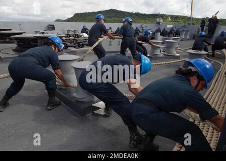 220722-N-XB010-1005 OKINAWA, Japan (22. Juli 2022) Seeleute an Bord des nach vorn eingesetzten Amphibien-Transportschiff USS New Orleans (LPD 18) übernehmen die Leine, während New Orleans in den Hafen fährt. New Orleans, Teil der Tripoli Amphibious Ready Group, ist zusammen mit der 31. Marine Expeditionary Unit im Zuständigkeitsbereich der US-amerikanischen 7.-Flotte tätig, um die Interoperabilität mit Verbündeten und Partnern zu verbessern und als einsatzbereite Eingreiftruppe zur Verteidigung von Frieden und Stabilität in der Region Indo-Pazifik zu dienen. Stockfoto